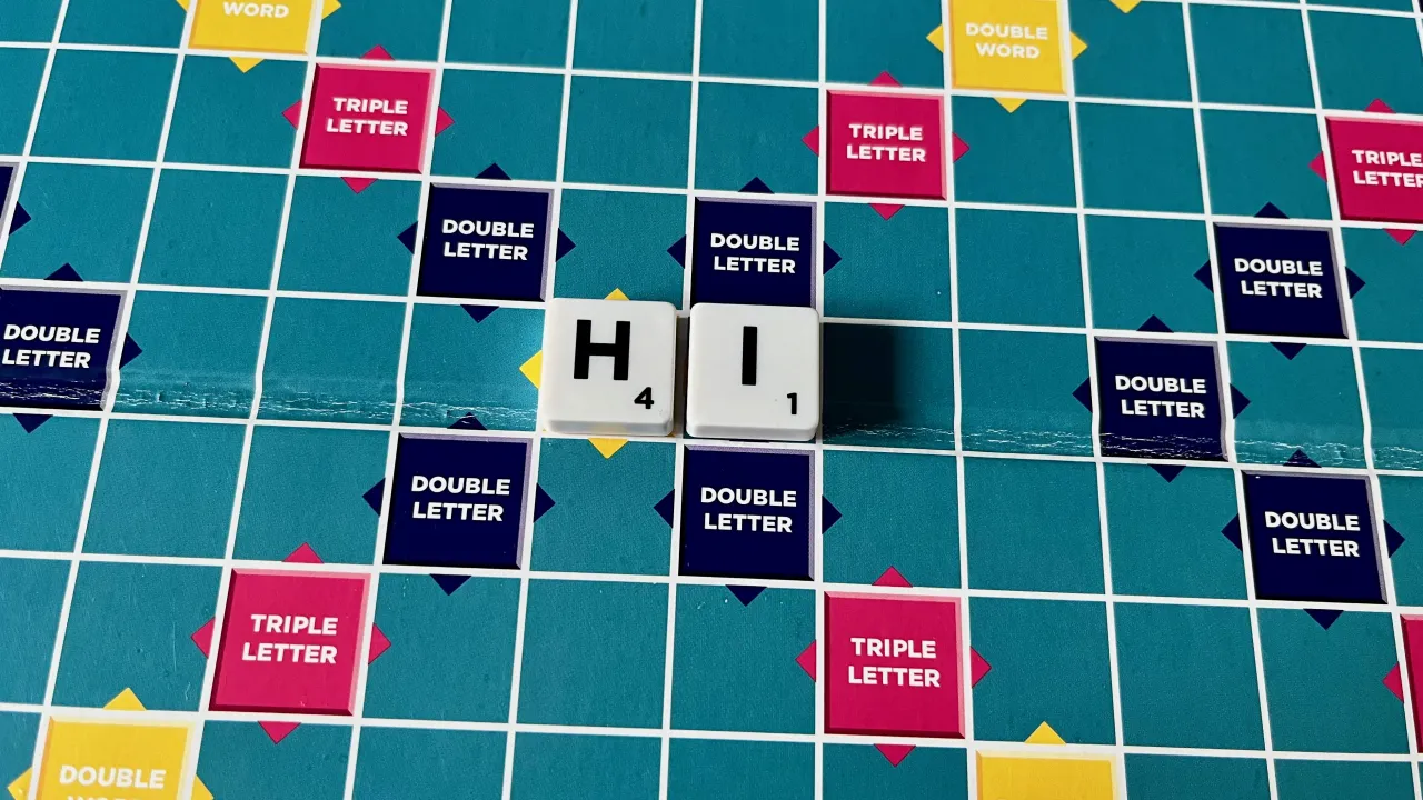 The word HI played on a Scrabble board