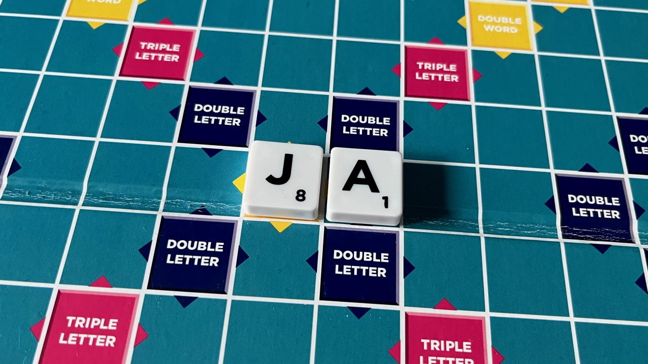 The word Ja on a Scrabble board